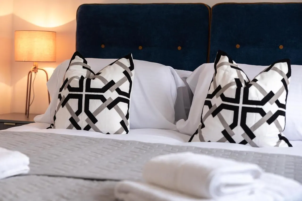 High-End Luxury Apartments - Free Parking And Wifi Included! Staines-upon-Thames