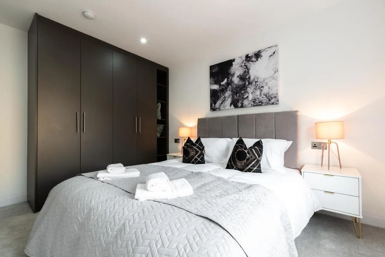 High-End Luxury Apartments - Free Parking And Wifi Included! Staines-upon-Thames
