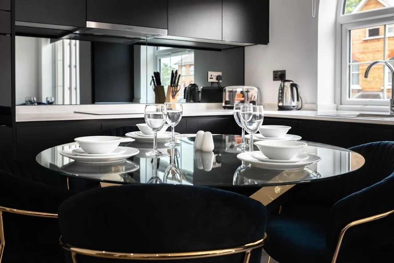High-End Luxury Apartments - Free Parking And Wifi Included! Staines-upon-Thames
