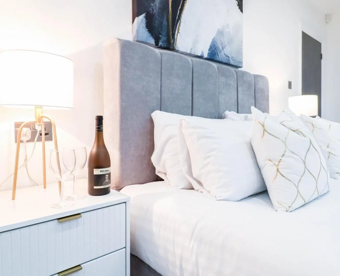 High-End Luxury Apartments - Free Parking And Wifi Included! Staines-upon-Thames