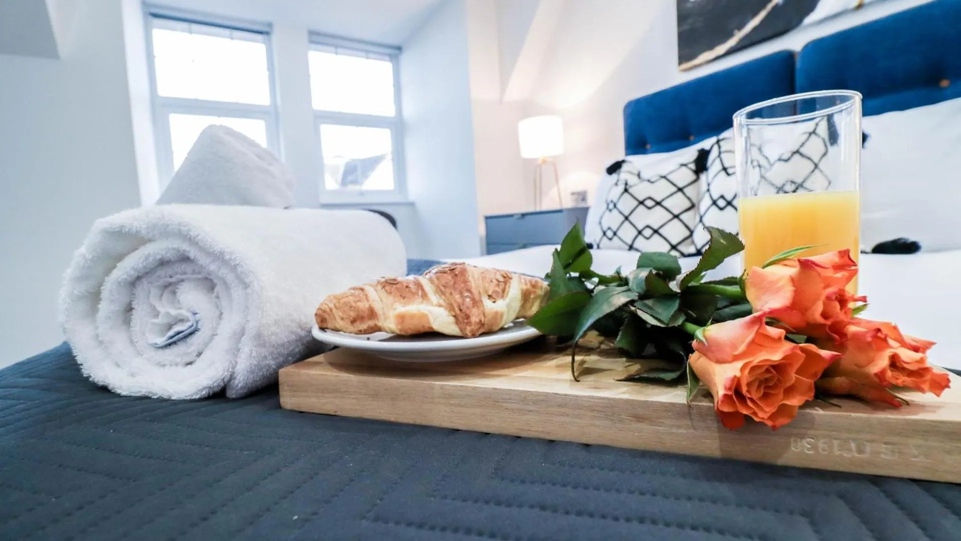 High-End Luxury Apartments - Free Parking And Wifi Included! Staines-upon-Thames