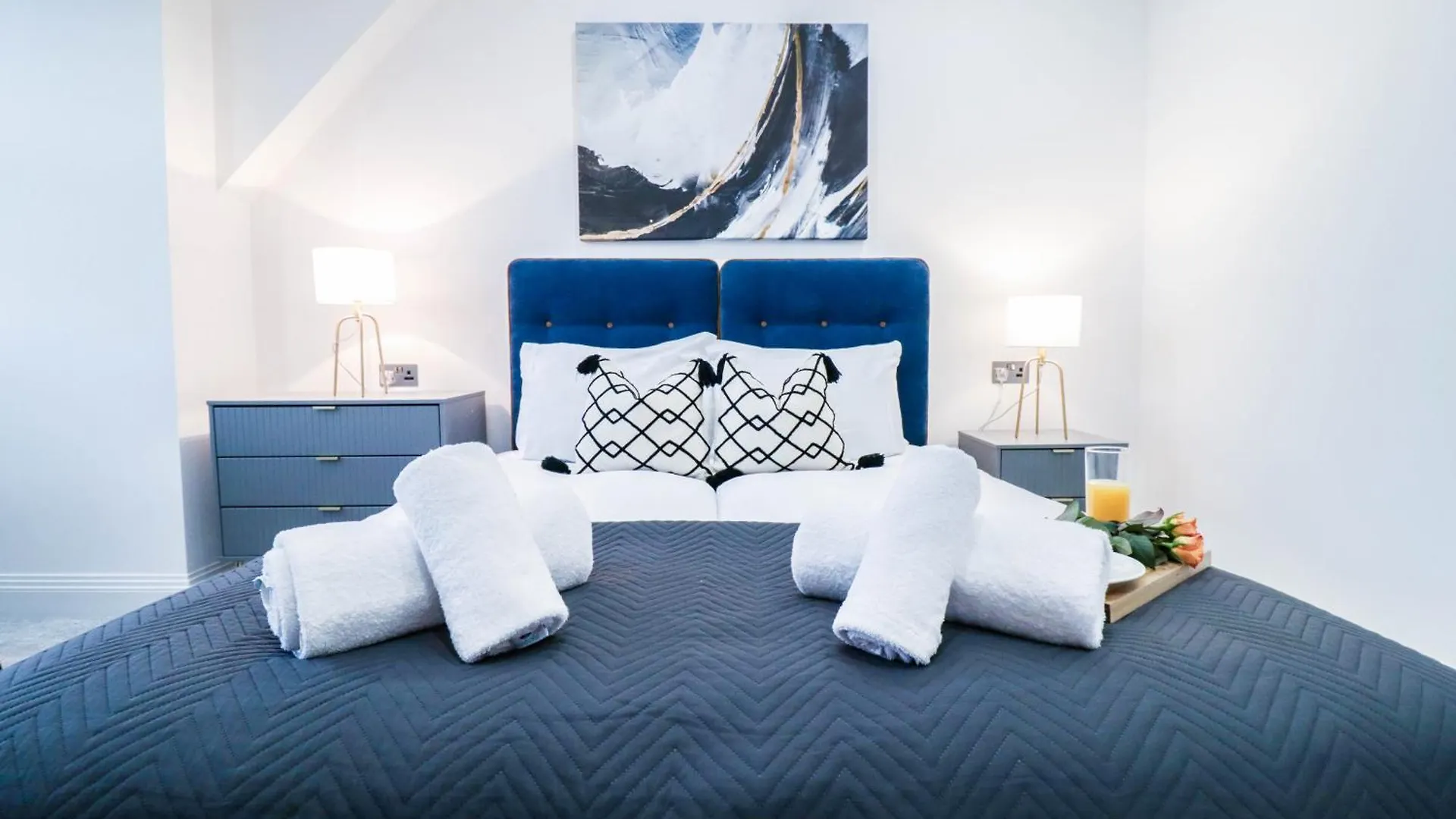 High-End Luxury Apartments - Free Parking And Wifi Included! Staines-upon-Thames