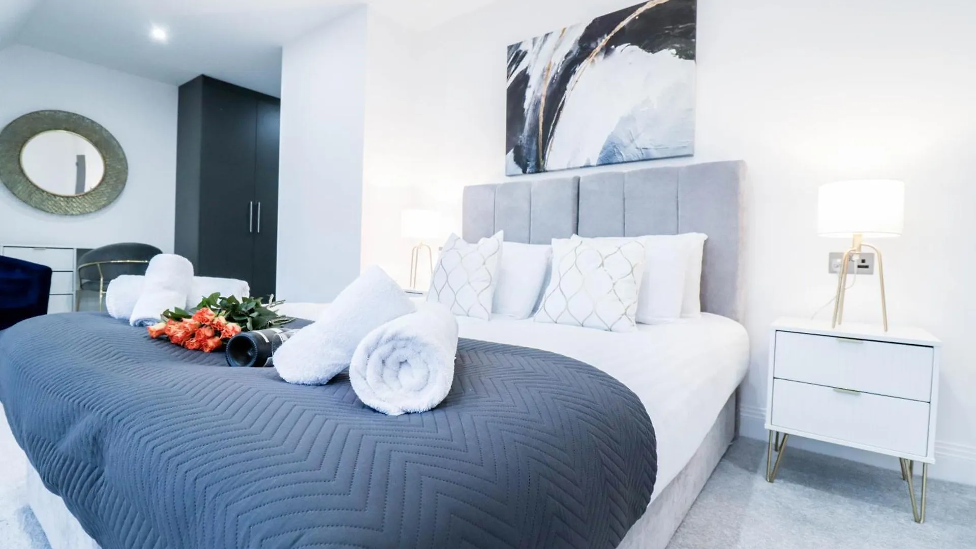 High-End Luxury Apartments - Free Parking And Wifi Included! Staines-upon-Thames